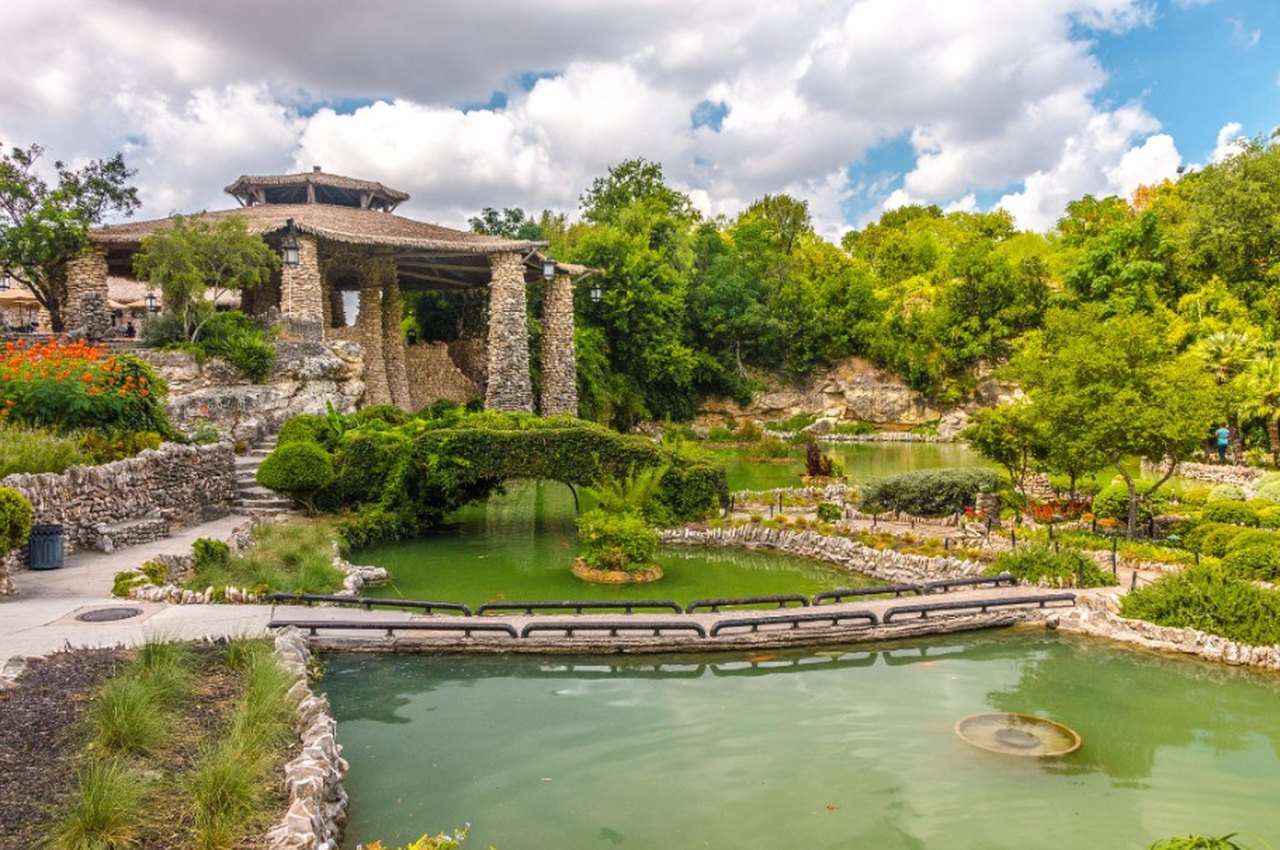 are dogs allowed in japanese garden san antonio