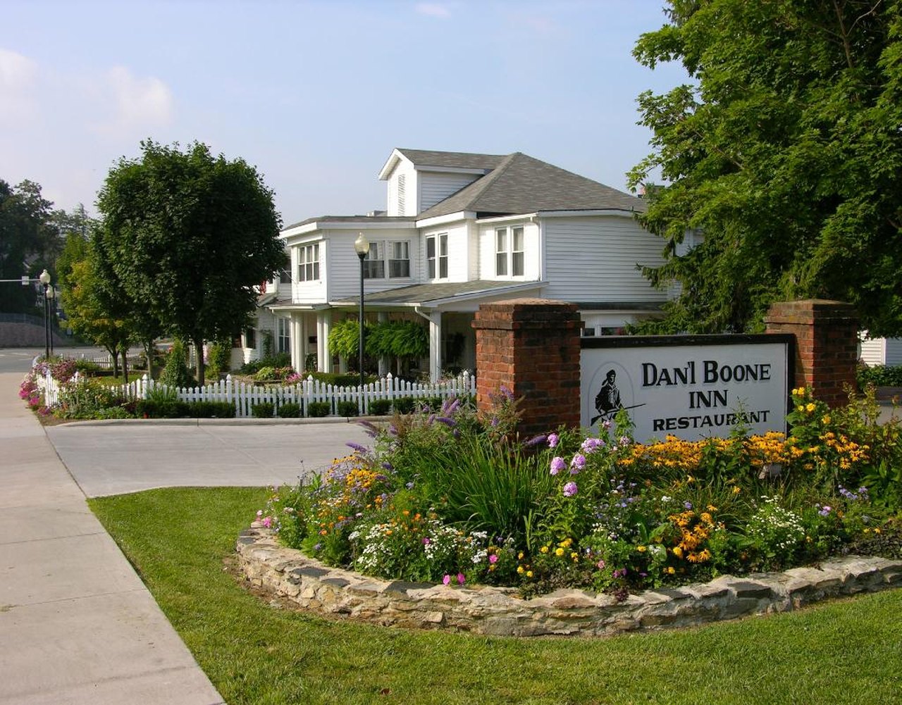 daniel-boone-inn-in-north-carolina-has-family-style-comfort-food-meals