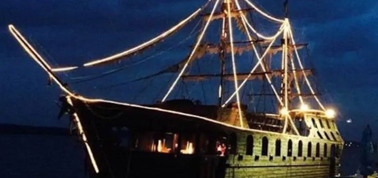There's a Pirate Ship House Boat For Sale in Virginia, and It's Only  $49,000