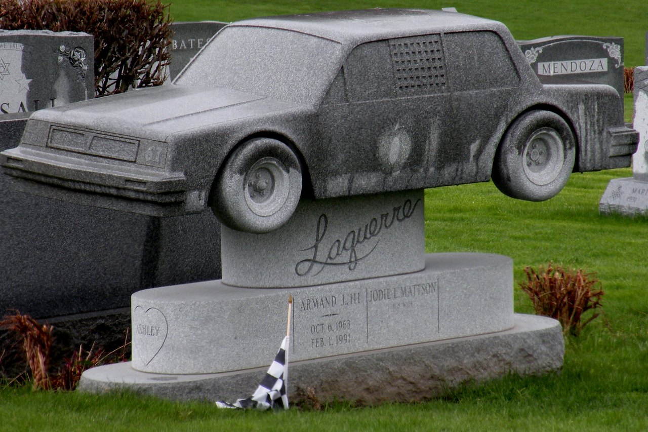 Памятники в виде машины на кладбище