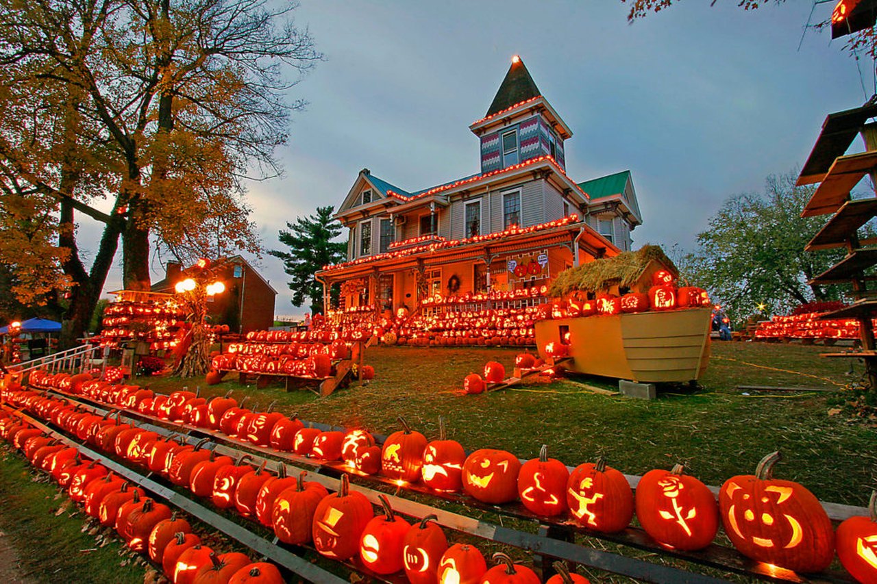 The West Virginia Pumpkin House That Delights Every Autumn