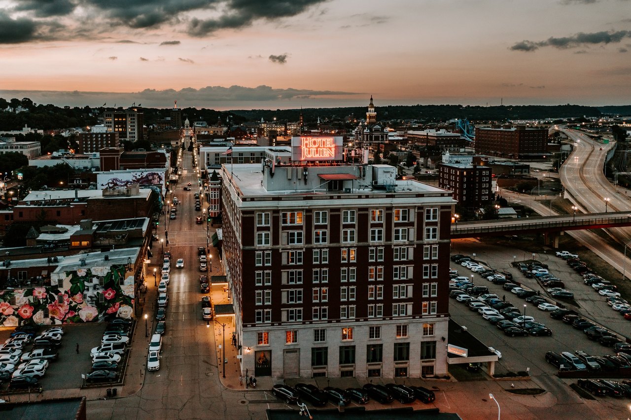 Is this Heaven? Noit's Iowa. - Hotel Julien Dubuque