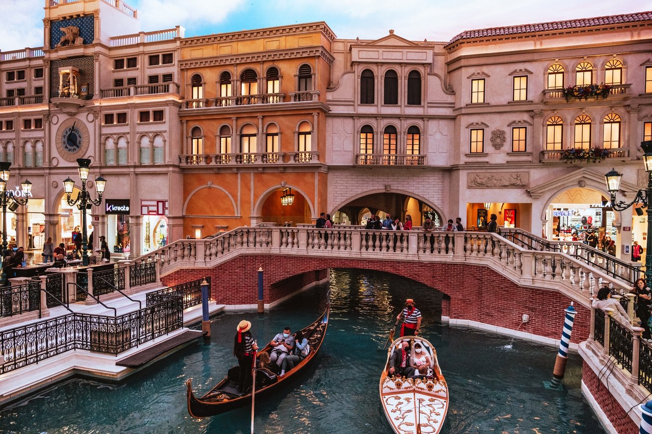 This Venetian-Inspired Stretch Of Shops In Nevada Offers The Perfect Way To  Spend An Afternoon