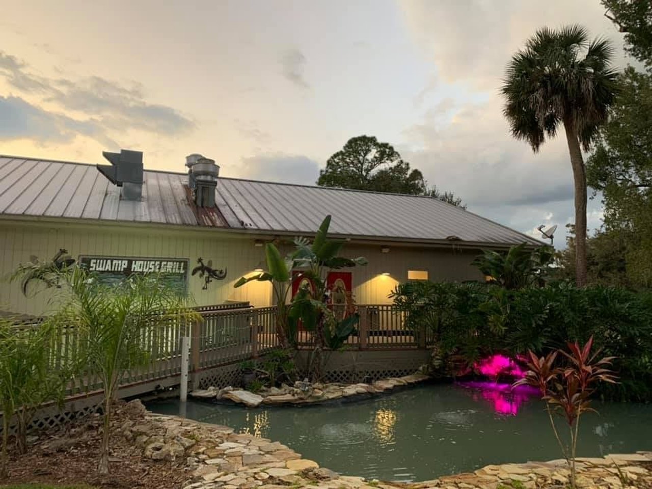 dine-on-the-water-at-this-delightful-riverfront-restaurant-in-florida
