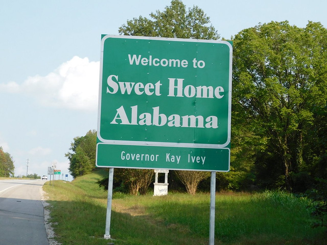 a-welcome-to-alabama-road-sign-is-the-best-sight-in-the-world
