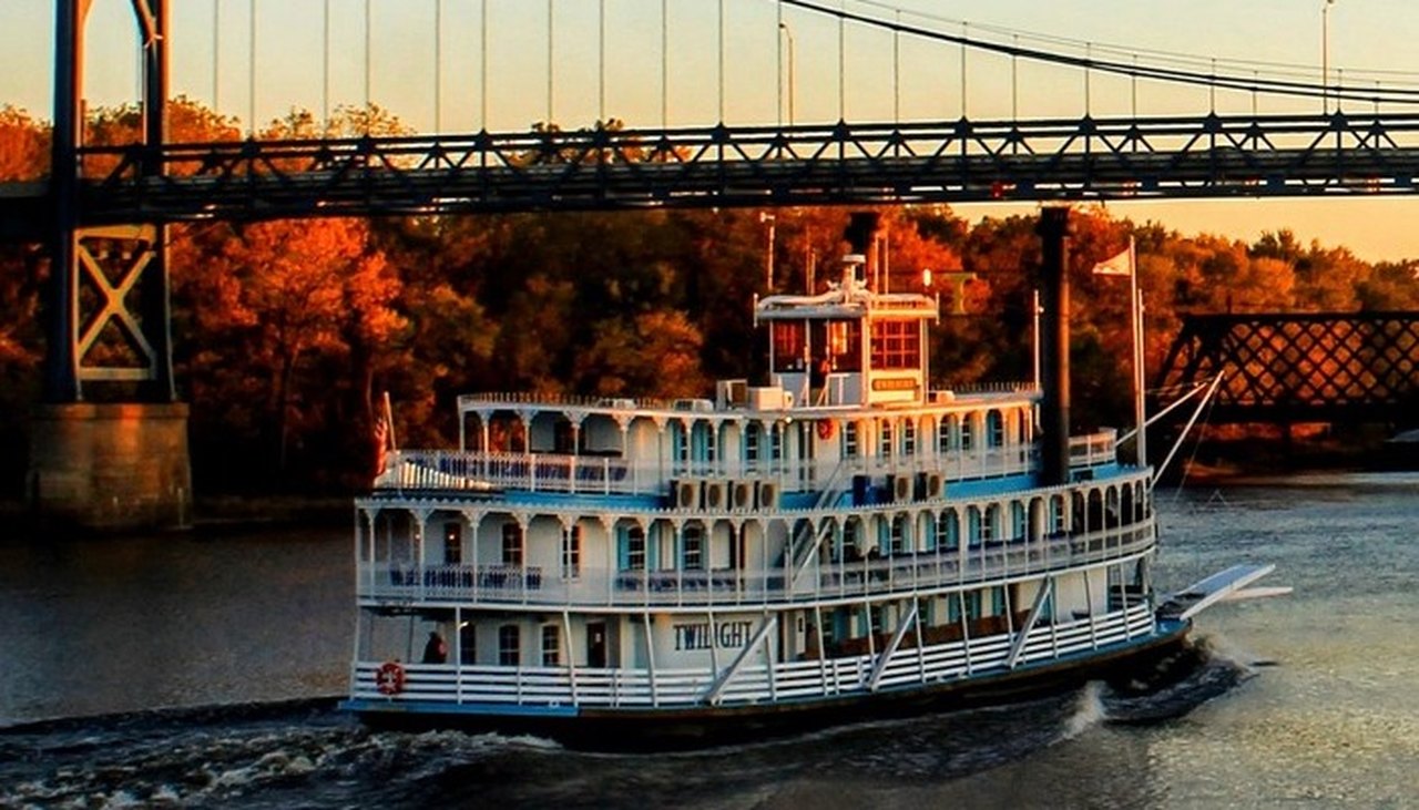 This Dinner Cruise In Iowa Is An Amazing Meal On The Water this-dinner-cruise-in-iowa-is-an-amazing-meal-on-the-water