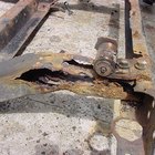 ¿Cómo reparar el marco oxidado en un vehículo viejo?