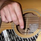 Cómo rasguear una guitarra sin una púa