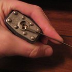 Cómo hacer una llave de tensión para abrir una cerradura