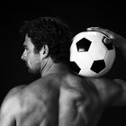 Los músculos y articulaciones usados ​​al patear un balón de fútbol