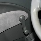 Cómo quitar la manivela manual de la ventanilla de un auto