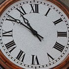 Cómo configurar el regulador de campana de un reloj de cuarzo Westminster de pared