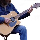 Cómo reparar una grieta en una guitarra acústica de tapa sólida