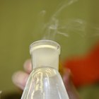 ¿Por qué el ácido benzoico es apenas soluble en agua fría?
