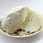 The Difference Between Ricotta Cheese & Cottage Cheese