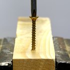 Cómo reparar los agujeros en la madera causados por los tornillos