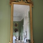 Cómo reparar un rasguño en la pintura reflectante en un espejo 