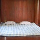 Cómo reemplazar el relleno de un colchón de futón