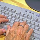 Cómo enseñarle a ciudadanos mayores a utilizar una computadora