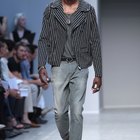 What Can Men Wear with Gray Jeans?