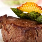 How to Cook a Beef Sirloin Tip Roast Using a Pampered Chef Roaster