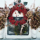 Cómo hacer arreglos de flores artificiales para una lápida de cementerio