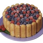 How to Decorate a Cake With Blueberries and Raspberries