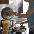How to Reduce the Acidic Taste From Tomatoes in Spaghetti