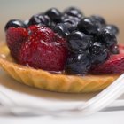 How to Mix a Gelatin Glaze for Fruit
