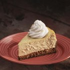 How to Do Fancy Whipped Cream on Top of a Cheesecake