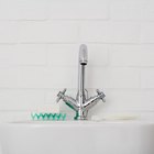 Cómo destapar el lavabo de un baño en segundos