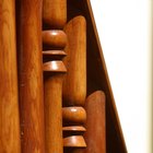 Cómo quitar el barniz y la pintura de una barandilla de madera