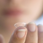 ¿Qué causa un exceso de depósitos de proteínas en los lentes de contacto?