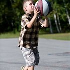 Cómo inflar una pelota de baloncesto con un inflador de mano