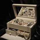 How to Clean Jewelry With Club Soda