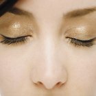 How to Wear Makeup When It Is Hot Outside