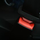 Cómo quitar la tapa de plástico de un cinturón de seguridad 