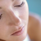 How to Exfoliate Scaly Eyelids With a Washcloth