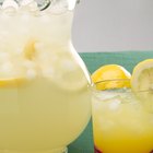 How to Mix an Amaretto Sour Drink With Lemonade
