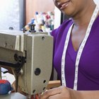 ¿Cómo termino las costuras al coser un vestido de satén o rayón?