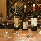 How to Word a Wine-Tasting Party Invitation