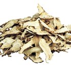 How to Mix Wet Wood & Charcoal for a Barbecue
