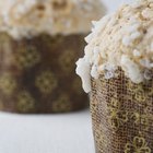 How to Fill the Inside of a Mini Cake With Cream