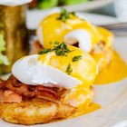How to Make Eggs Benedict With Different Sauces