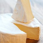 What Kind of Crackers Do I Serve With Brie?