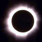 ¿Cuáles son las causas de eclipses lunares y solares?
