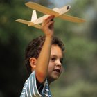Cómo pintar un avión de madera de balsa para un RC