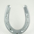 How to Decorate a Horseshoe Cake