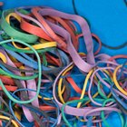 Como hacer trucos de magia con bandas elásticas