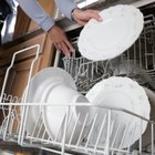 Cómo hacer un detergente líquido natural para lavar platos usando aceites esenciales antibacteriales